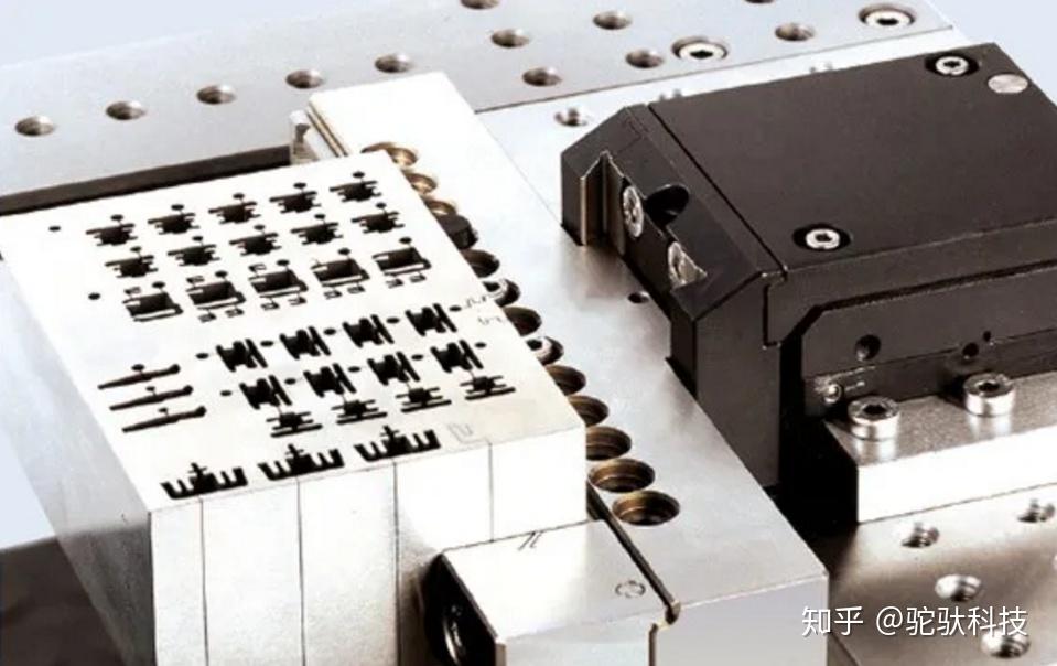 此套模具是三板模產(chǎn)品點(diǎn)進(jìn)膠方式,結(jié)構(gòu)非常的復(fù)雜,模具上面有多個(gè)行位